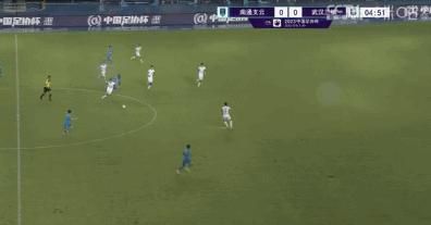 然后，丹尼斯唱起歌来，我们在浴室里围成一圈慢慢走过，每个人都要坦率地表达自己内心深处的想法:忧虑、失望、仇恨、憎恶、屈辱的经历一一我们是萍水相逢的陌生人，他们却毫无保留地袒露了自己最隐秘的思想。